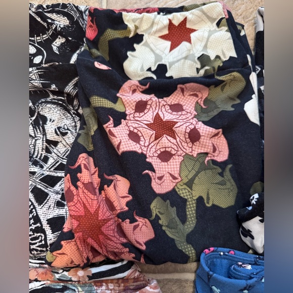 Bundle five pair Lularoe Disney leggings - Picture 4 of 6